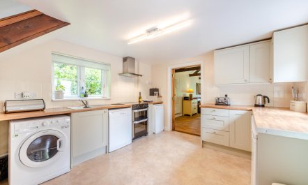 3 Bed in Two Waters Foot 6