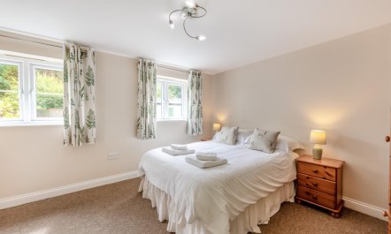 3 Bed in Two Waters Foot 8