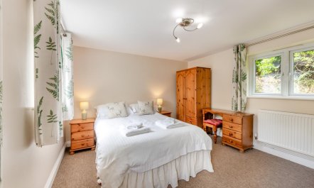 3 Bed in Two Waters Foot 9