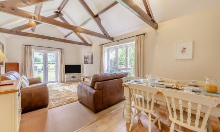 3 Bed in Two Waters Foot 2