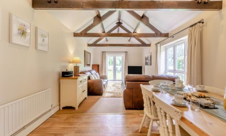 3 Bed in Two Waters Foot 3