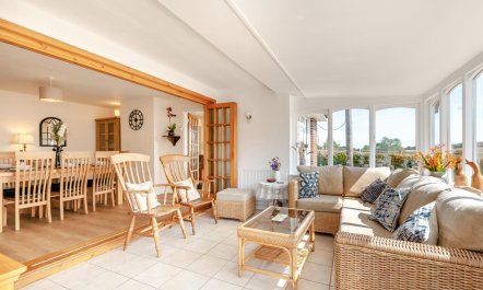 4 Bed in Woolage Green 1