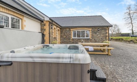 4 Bed in Capel Bangor 1