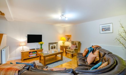 3 Bed in Llanfwrog 1