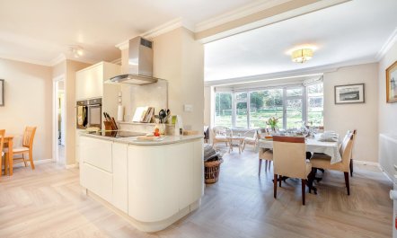 4 Bed in Godalming 1