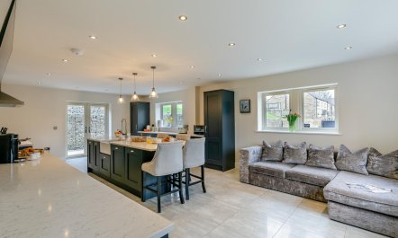 4 Bed in Holmfirth 2