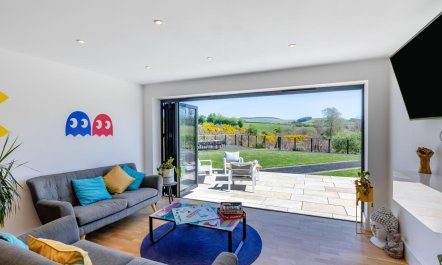 5 Bed in Pant-y-Dwr 2