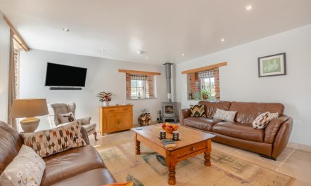 3 Bed in Llanddarog 1