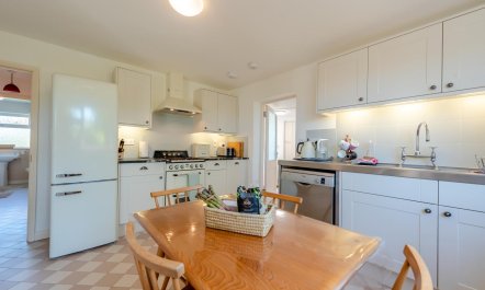 2 Bed in Manorbier 1