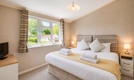 2 Bed in Three Holes 2