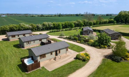 2 Bed in Three Holes 4