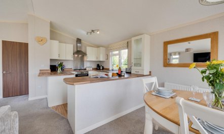 2 Bed in Three Holes 9