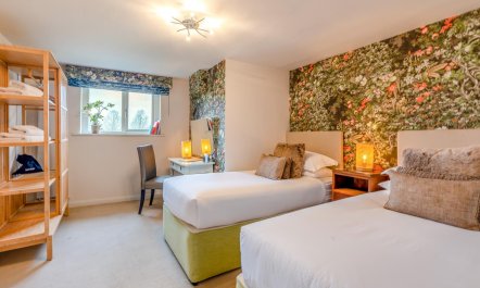 14 Bed in Llansanffraid 9