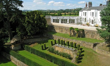 14 Bed in Llansanffraid