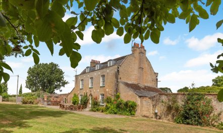 9 Bed in Three Holes