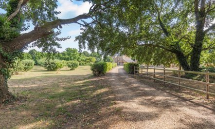 9 Bed in Three Holes 6