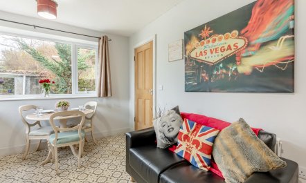 1 Bed in Rogerscale 8