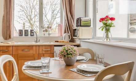 1 Bed in Rogerscale 3