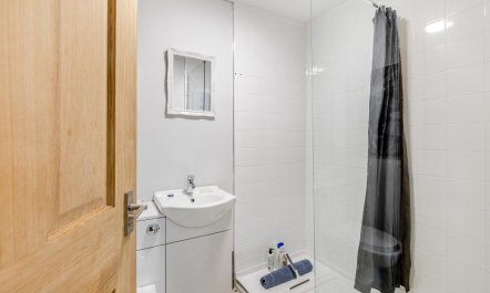 1 Bed in Rogerscale 9