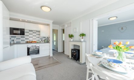 2 Bed in Freshwater East 1