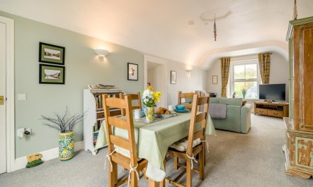1 Bed in Queen Camel 9