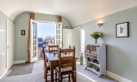 1 Bed in Queen Camel 2