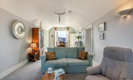 1 Bed in Queen Camel 4