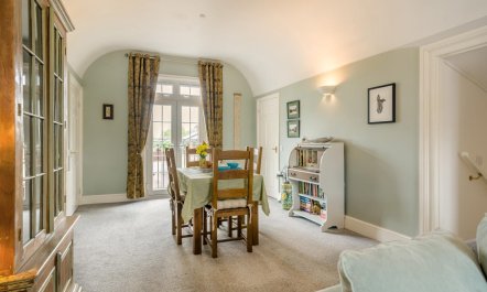1 Bed in Queen Camel 7