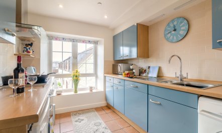 1 Bed in Queen Camel 6