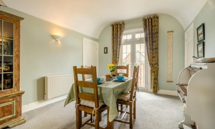 1 Bed in Queen Camel 4
