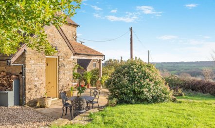 5 Bed in Wheathill 1