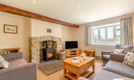 3 Bed in Burton Bradstock 2