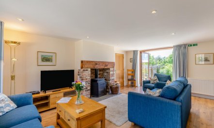 3 Bed in Burton Bradstock 1