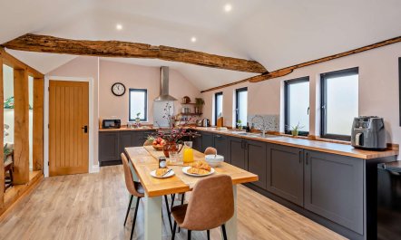 2 Bed in Baythorne End 1