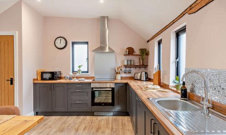 2 Bed in Baythorne End 5