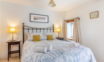 3 Bed in Hawley Bottom 9