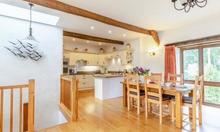 3 Bed in Hawley Bottom 8