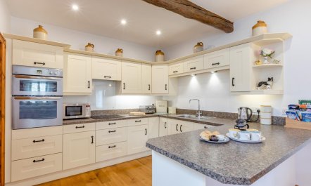 3 Bed in Hawley Bottom 7