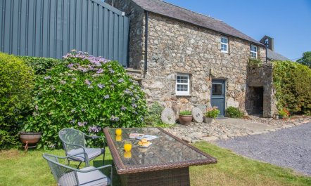 2 Bed in Llanbedrog 1