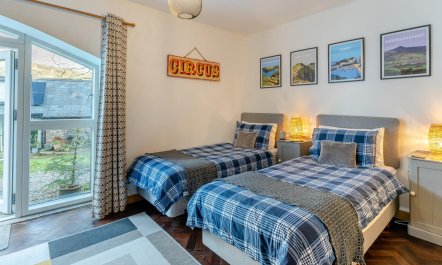 2 Bed in Llandetty 9