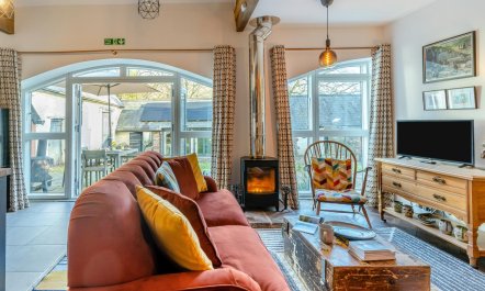 2 Bed in Llandetty 3