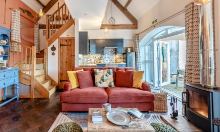 2 Bed in Llandetty 1