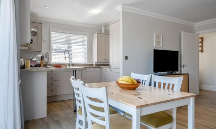 2 Bed in Totland Bay 3