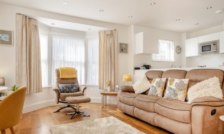 1 Bed in Freshwater 4