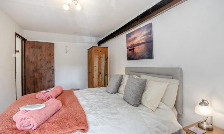 2 Bed in Old Bolingbroke 9