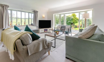 4 Bed in Helford 2