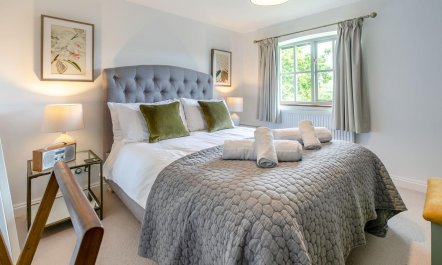 4 Bed in Helford 7