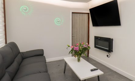 Frankie&rsquo;s Seaview 2 2