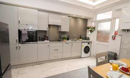 Frankie&rsquo;s Seaview 2 4