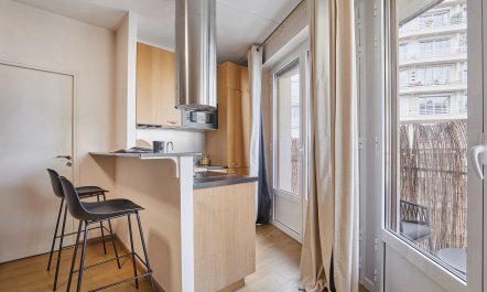 A Moment in Auteuil 6